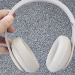 Beats Studio Pro. ASK FOR RYAN. #4(contact info removed)702-01