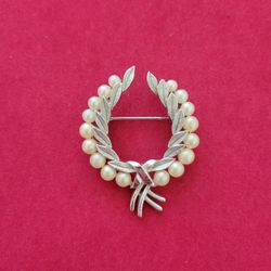 Vintage 1960'S Crown Trifari Brooch Pin Silver Tone Faux Pearl Wreath Leaves