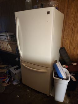 Selling a refrigerator freezer on the bottom