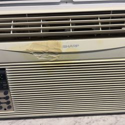 Window/ Wall Air Conditioner 8000 BTU’s With Remote. Blows Ice Cold Air. 