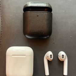 Apple 2nd Generation AirPods W/Charging/Protective Case
