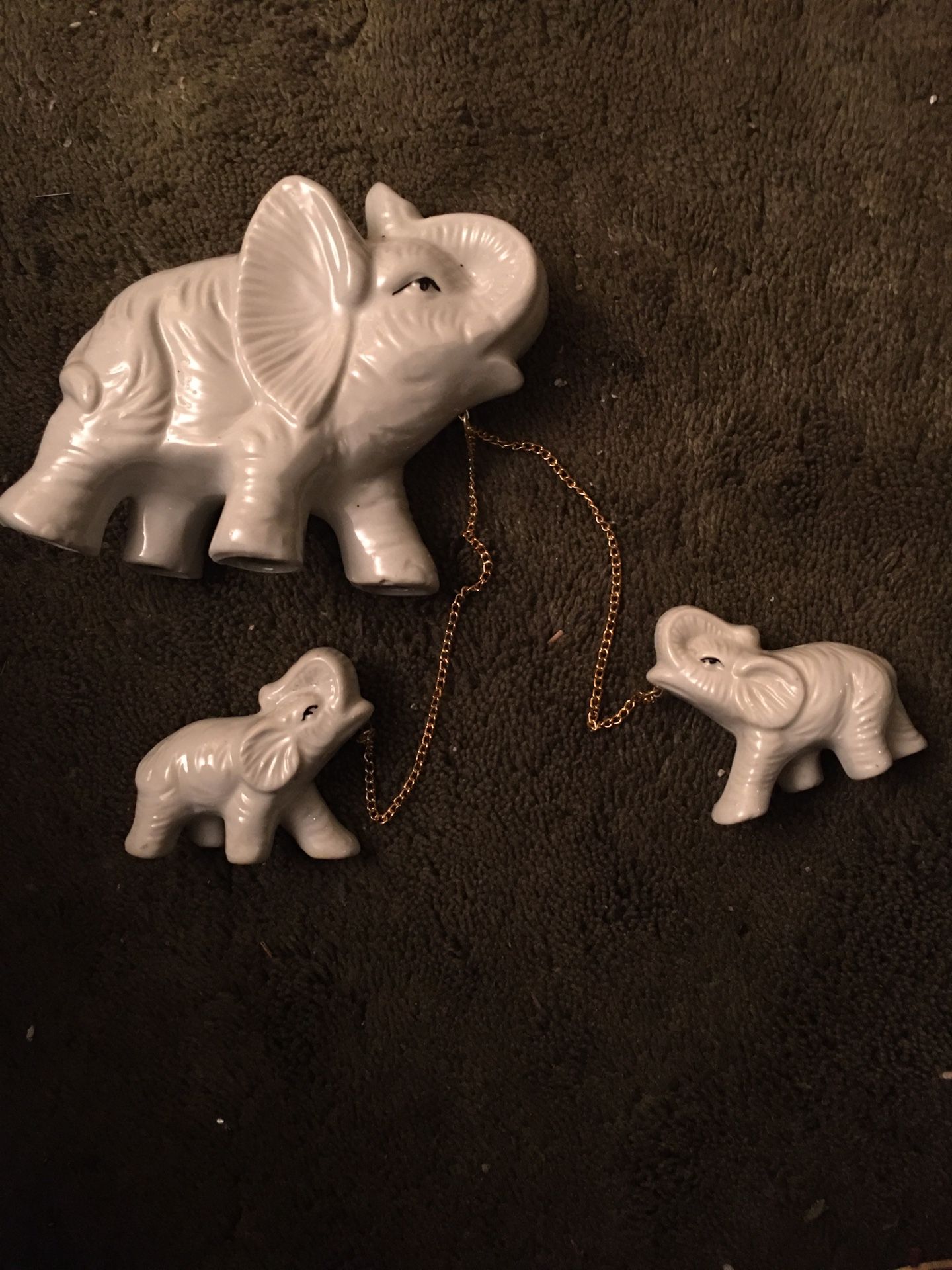 BRAND NEW CERAMIC ELEPHANT WITH TWO BABIES WITH PAINTED EYES π $20.00
