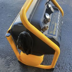 DEWALT AIR COMPRESSOR  2.5 Gal. Portable Electric Heavy Duty 200 PSI Quiet Air Compressor