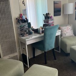 Vanity Set Includes Chair And Large Mirror 
