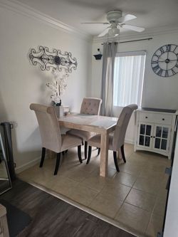 Dining Table EXCELLENT condition with 6 chairs