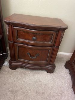 FREE Luxury Master King Bed Bedroom Set.  Mahogany Grain Finish Bed Frame (2) Nightstands,  Dresser with Mirror, Mattress.   FREE  See PICS!