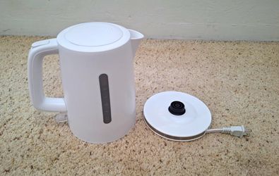 Hervidor eléctrico blanco con base