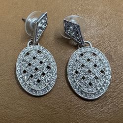 Like NEW!! Stunning Earrings With Swarovski Elements