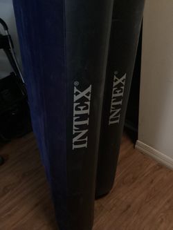 Air mattress with air pump