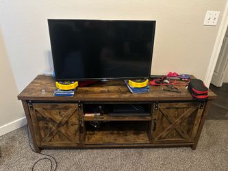 Tv (Roku w no legs) and tv stand for sale