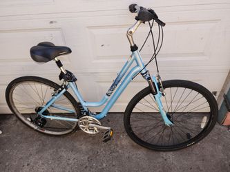 Women's hybrid commuter road bike