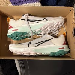 Size 7 Nike Trail Terra Kiger Gr11s 
