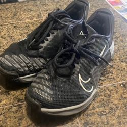 Great Deal Like New Women’s Size 81/2  Black Nike Shoes 