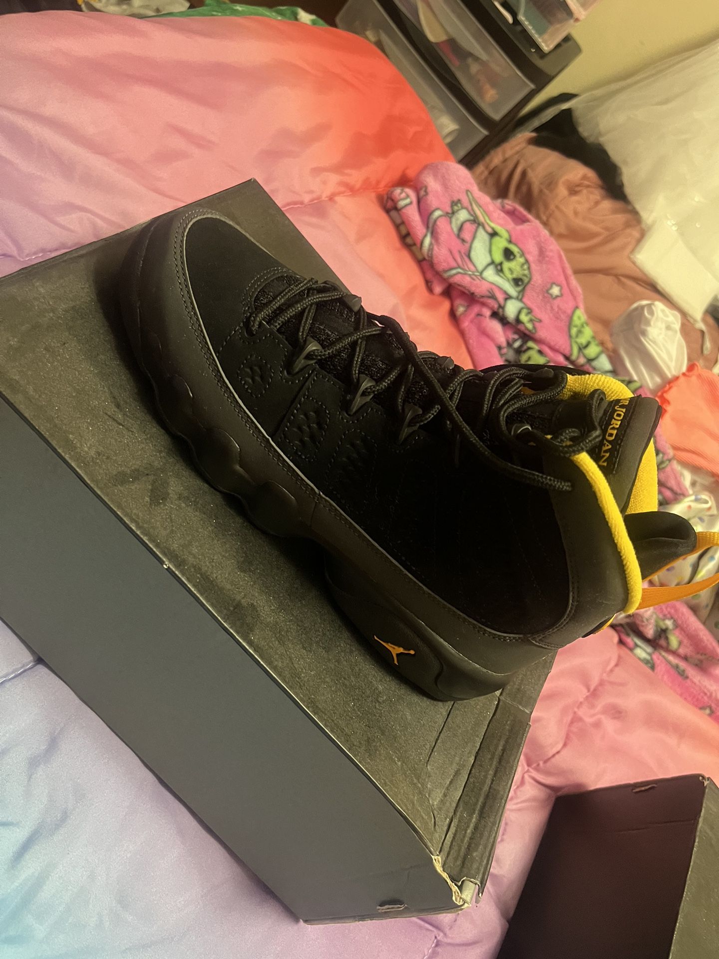 Jordan 9 Dark Charcoal University Gold gradeschool size 6.5