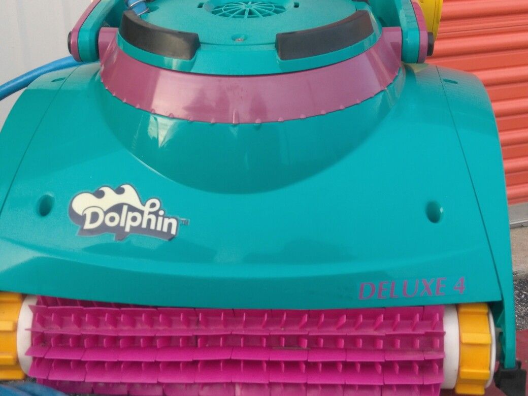 Dolphin Deluxe 4 Robotic Pool Cleaner