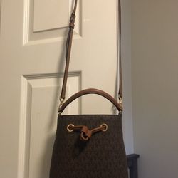 MICHAEL KORS SMALL BUCKET CROSSBODY BAG SHOULDER BROWN LOGO LEATHER