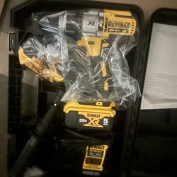 MUST GO!! DeWalt 20V MAX XR 1/2 in. Brushless Cordless Hammer Drill Kit (Battery & Charger)