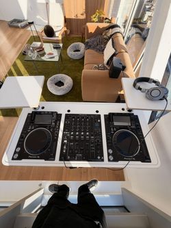 Hoerboard Stereo.T DJ Stand – White & Wood