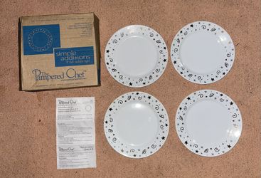 Pampered Chef 8” Plates. Set Of 4. NIB Gold Stars