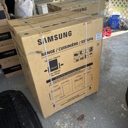 $2,000 MSRP - Samsung Bespoke 30-in 5 burners 6-cu ft Air Fry Convection Oven Natural Gas Range