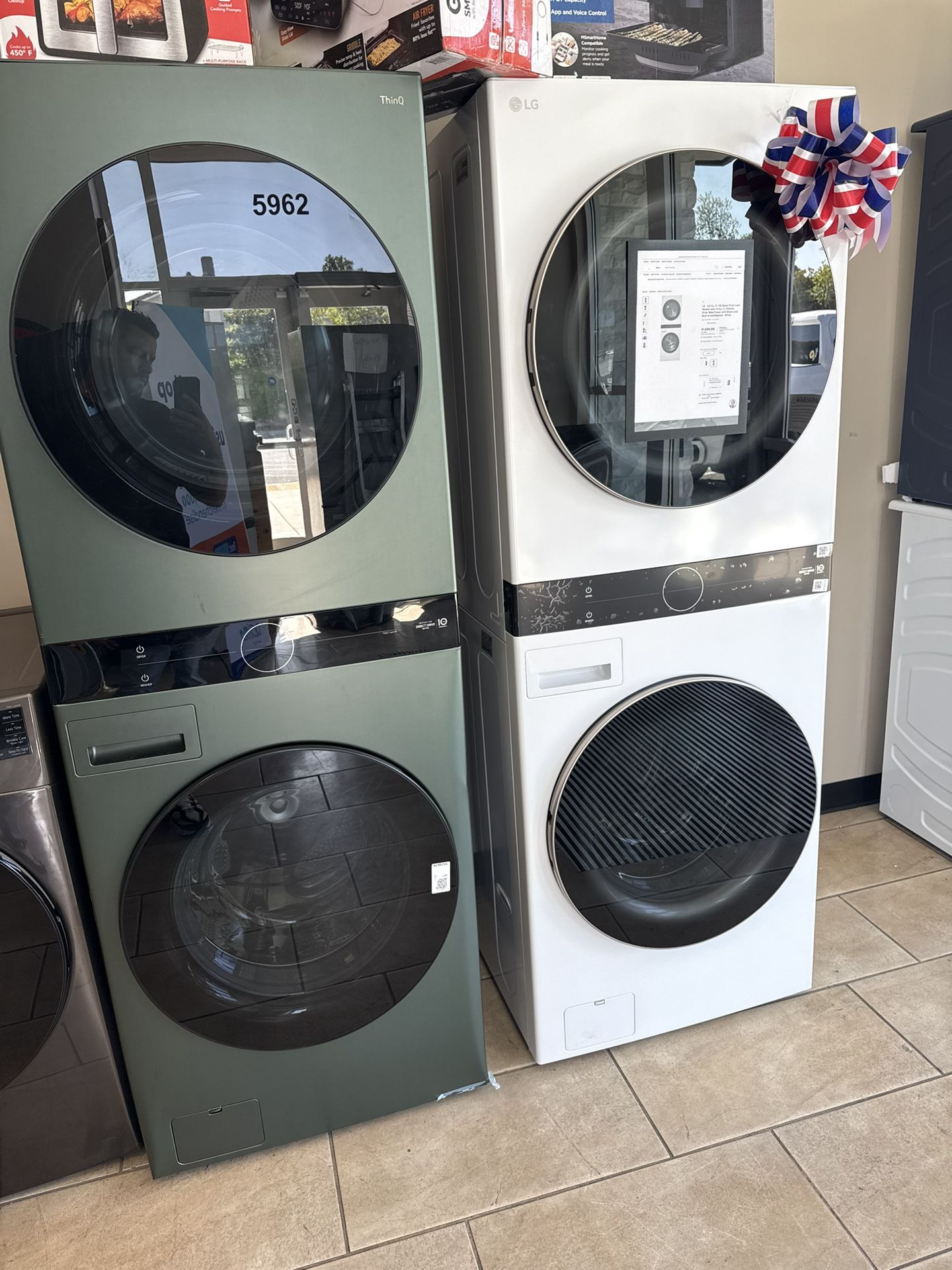 Electric Stalked Lg Washer Dryer 999$