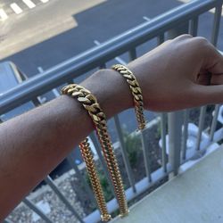 18k Gold Plates Matching Set