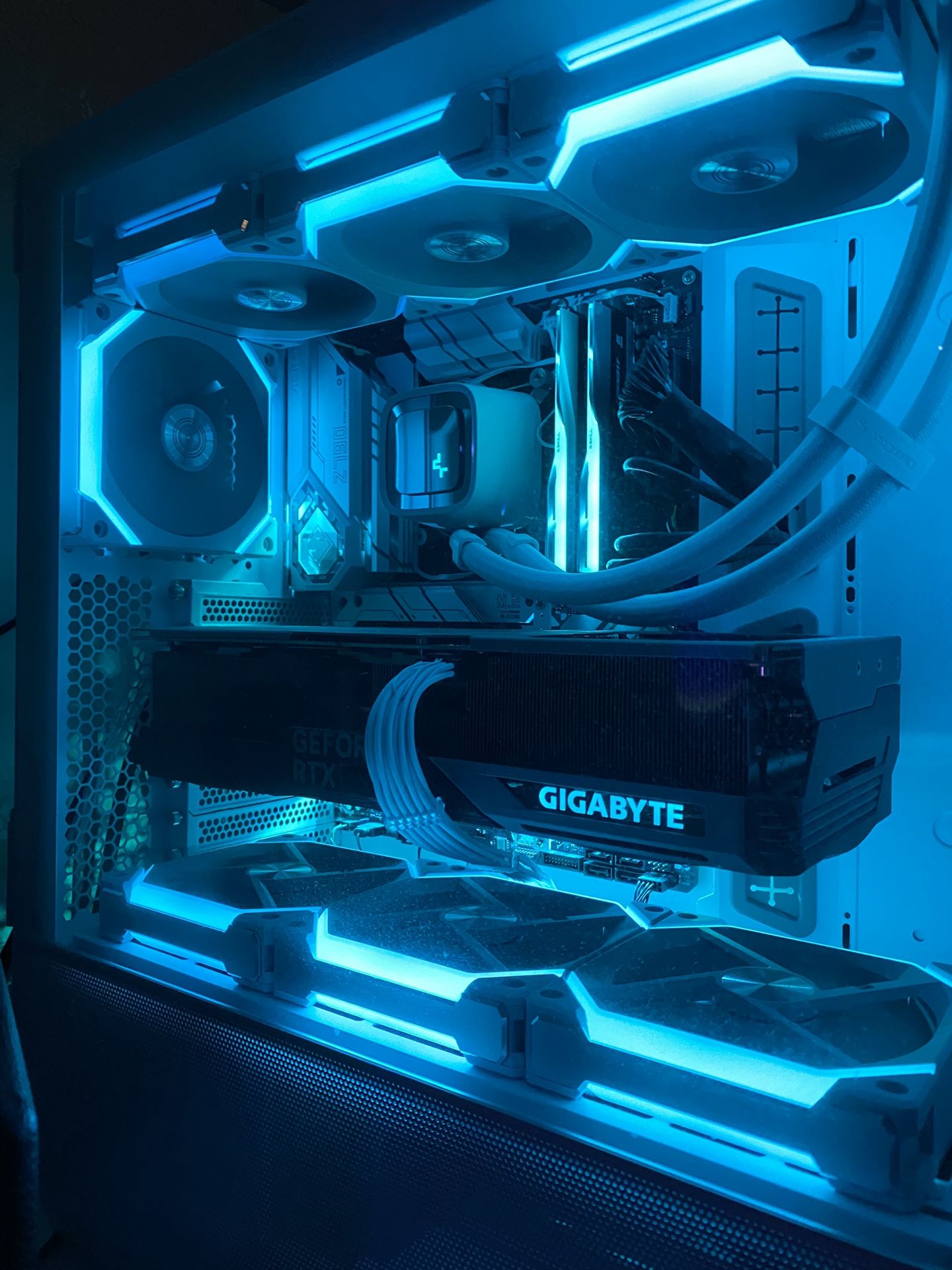 High-End White Gaming PC – RTX 4090 | i5-13600K | 2TB SSD | Custom Build