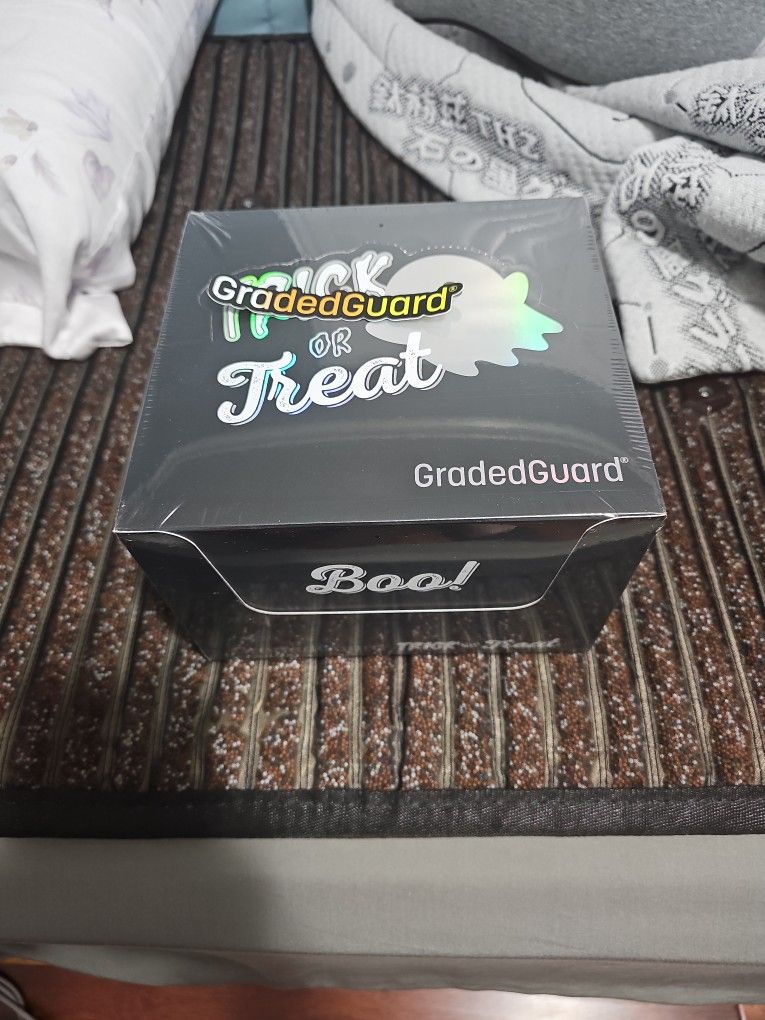GRADED GUARD TRICK OR TREAT DISPLAY