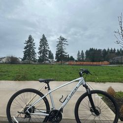 Trek Dual Sport 3 Hybrid Bike – 700c (Medium Frame) Aluminium Bicycle