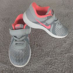 Nike Revolution 4 girls shoes
