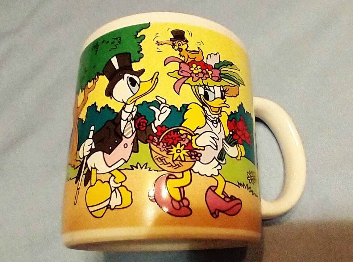 

Easter Mug Donald Duck Easter, Disney 3.75” high x 3.5" diameter-

