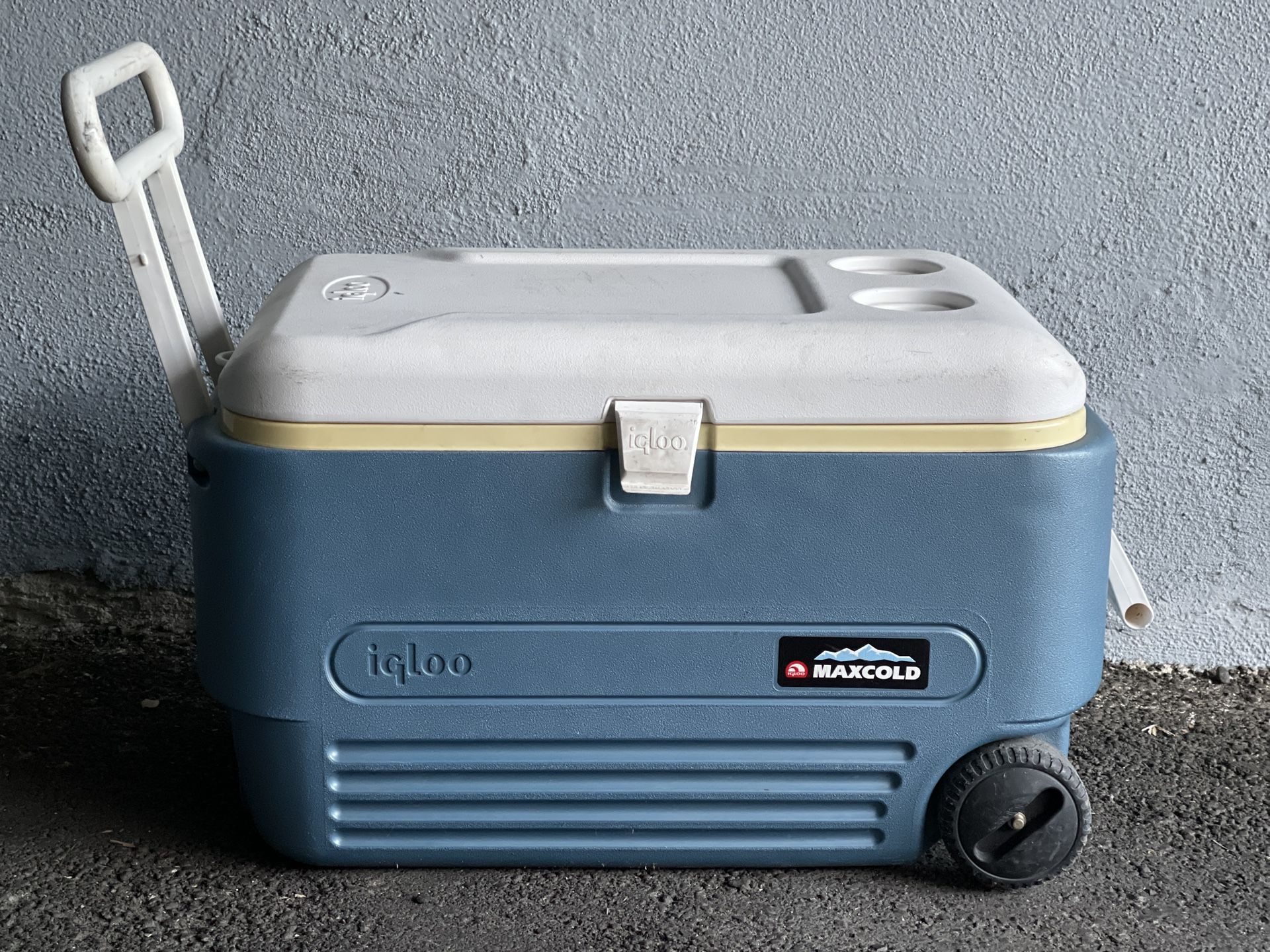MAXCOLD Igloo Rolling Cooler – Rugged & Ready for Adventure