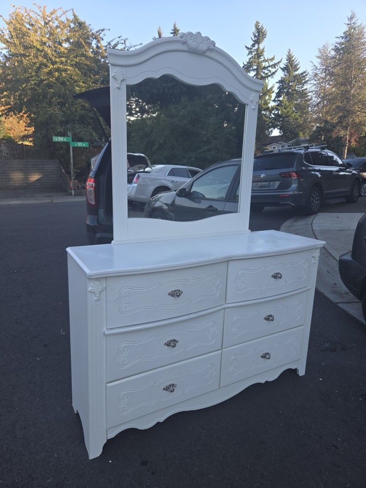 Beautiful White Dresser With Mirror. Delivery Available For An Extra Fee