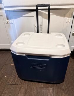 Se vende hielera grande con ruedas en perfecto estado por $$25