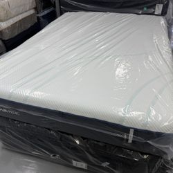 QUEEN SIZE TEMPURPEDIC PROADAPT (SOFT) MATTRESS & BOX SPRING BED SET