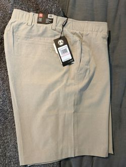 Under Armour men’s Size 40 khaki Golf Shorts (new With Tags)