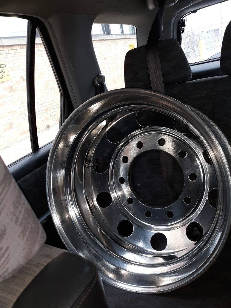 Expert in polishing aluminum rims and tanks