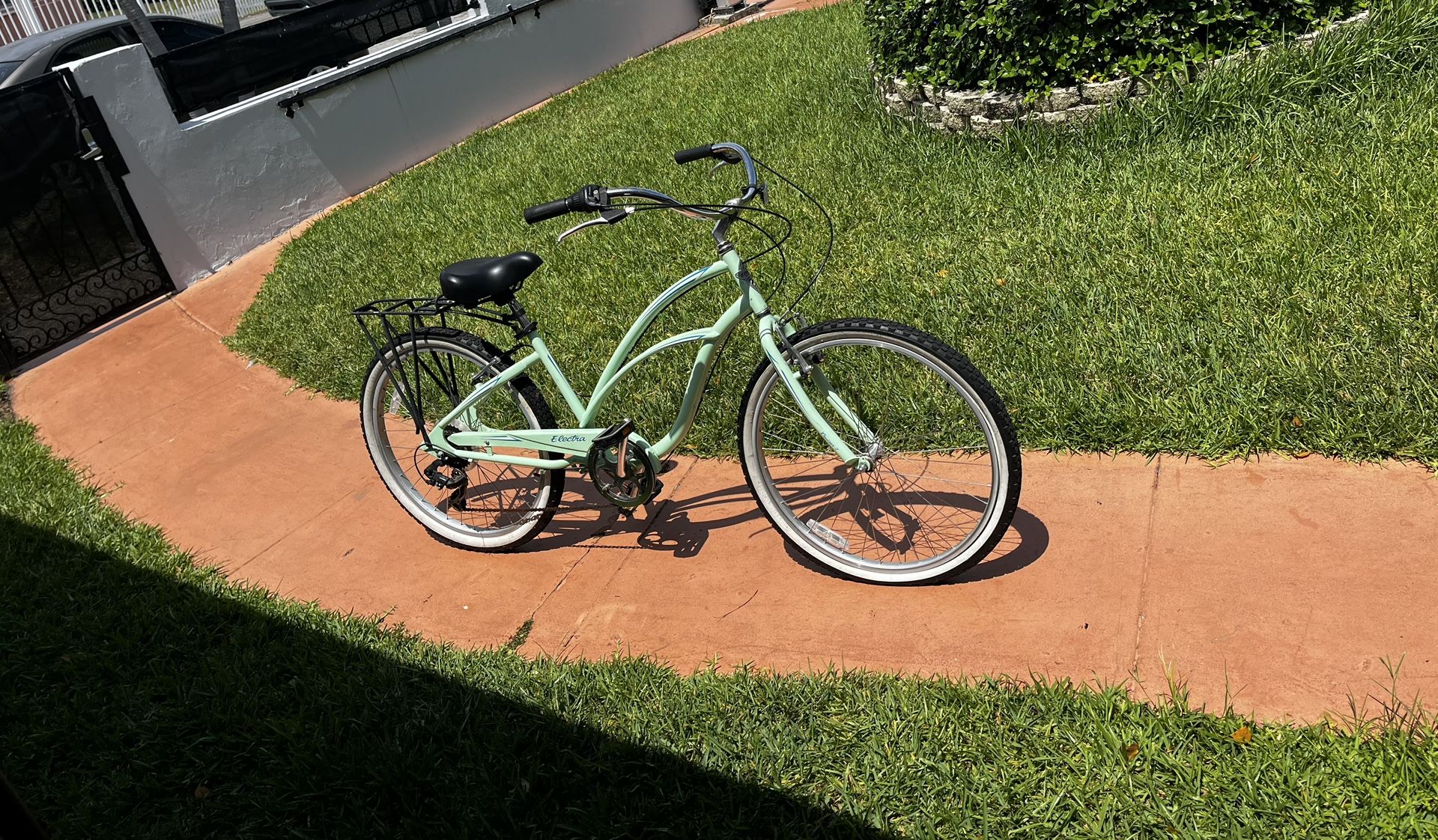 Electra Cruise 24” (FRONT TIRE HAS A FLAT)BARELY USED… TIRES IN NEW CONDITION… In Good Condition… $95