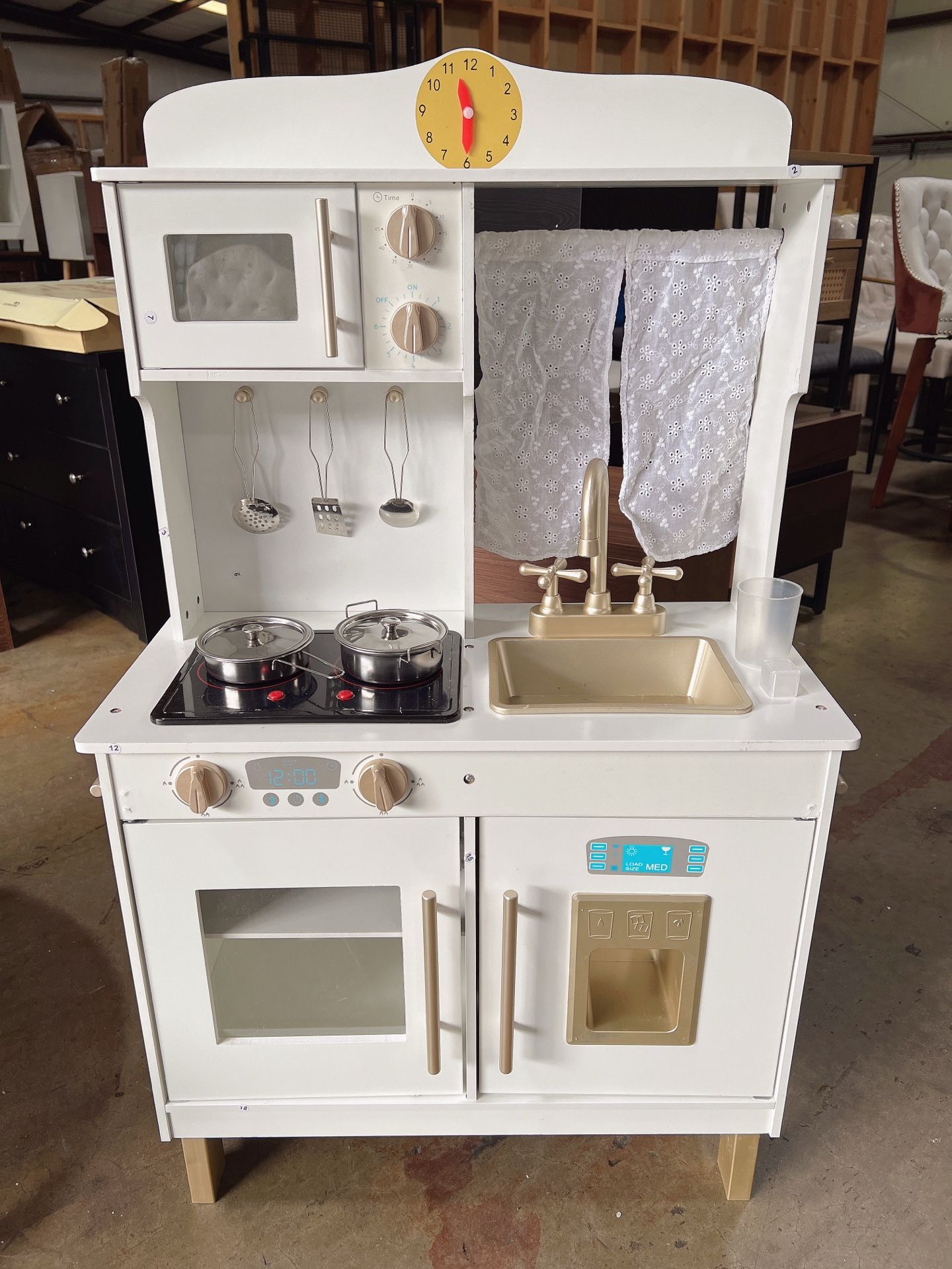 The more I watch it, the more I like it ˗ˋˏᰔᩚˎˊ˗But there is only one (˘͈ᵕ ˘͈❀) 🌹🌹..Wooden Pretend Play Cottage Kitchen Kids Toy w/Storage, Scallope