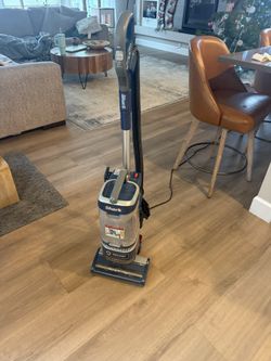 Shark Lift-Away ADV Vacuum – Works Great