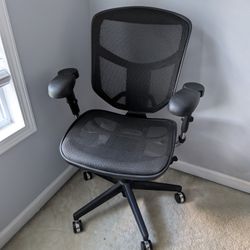 WorkPro Quantum 9000 Ergonomic Mesh Chair – Excellent Condition