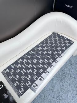 CHANEL Double-sided cashmere scarf