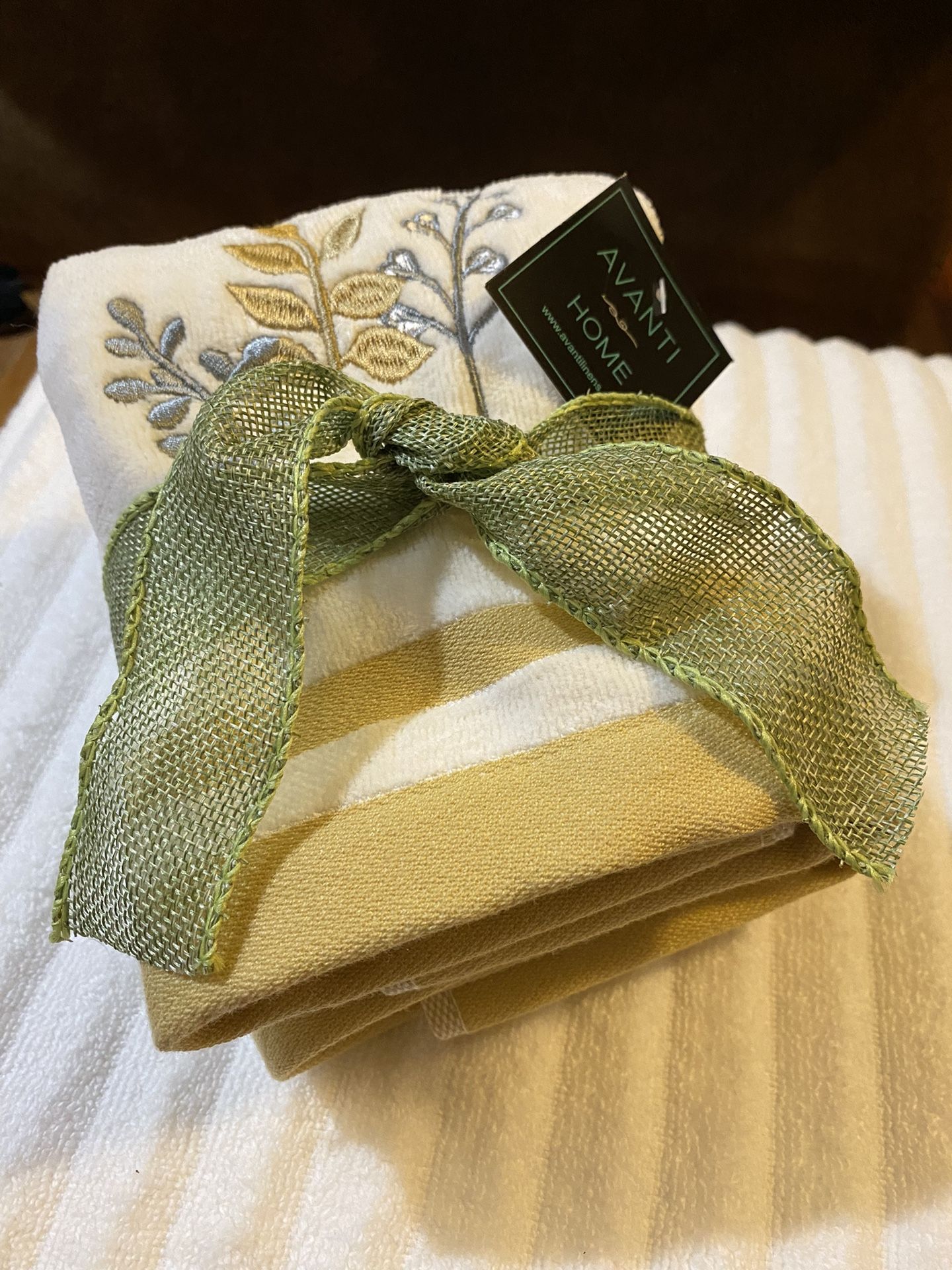 Avanti Home Collection - 2 pc Hand Towel Set