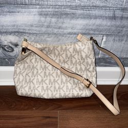 Michael Kors Jet Set Crossbody Bag – Vanilla Signature Canvas