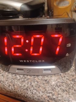 WESTCLOX BIG NUMBER ALARM,DOUBLE USB, RADIO,EXCELLENT CONDITION ONLY PICK UP 
