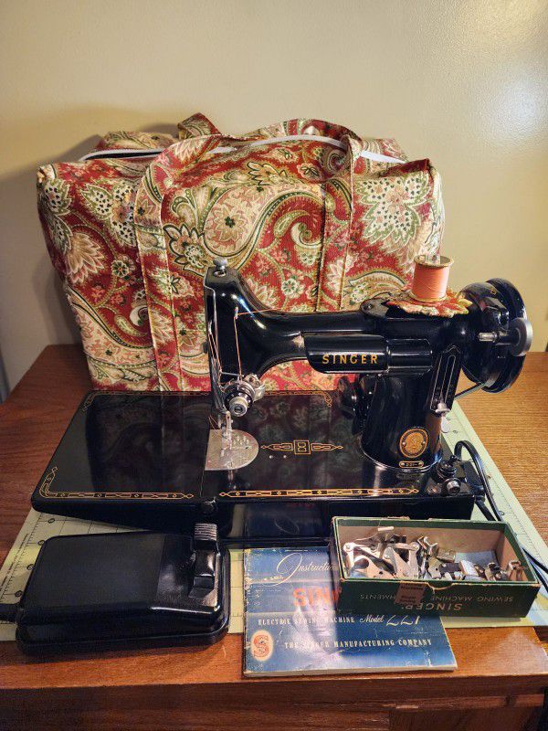 Singer Featherweight Sewing Machine 