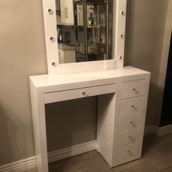 Vanity Desk With Mirror   