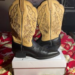Ariat Womens Cowboy Boots Size  7.5”