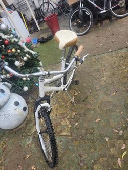 BIKE BEACH CROZER  HUFFY 26INCH SHIMANO 7SPEED NEW TIRES AND TUBES EVERYTHING IS GOOD CONDITION 