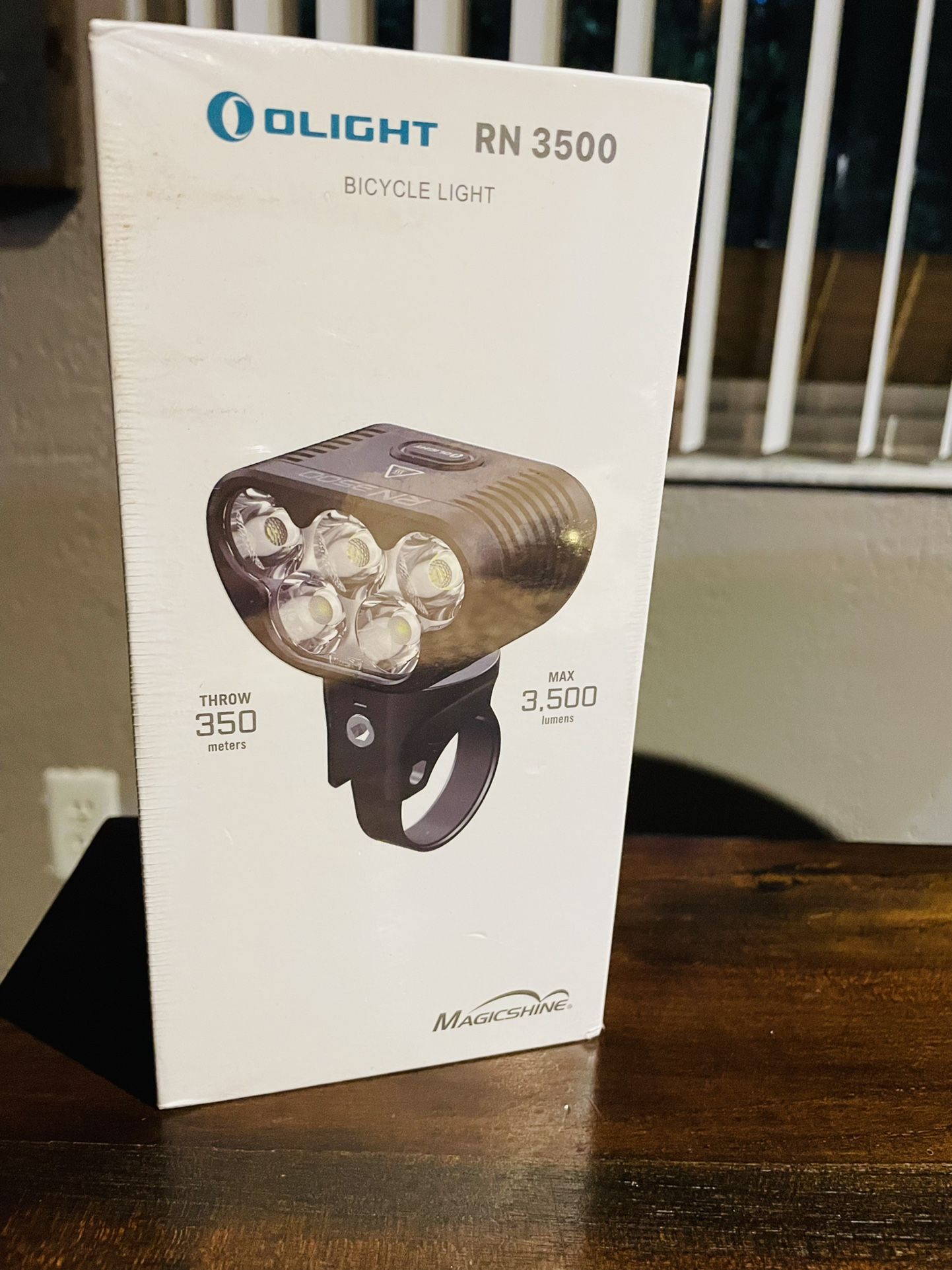 【極美品】オーライト Olight RN 3500 自転車用ライト 最大光量3500ルーメンの圧倒的なフロントライト バッテリー別体式の